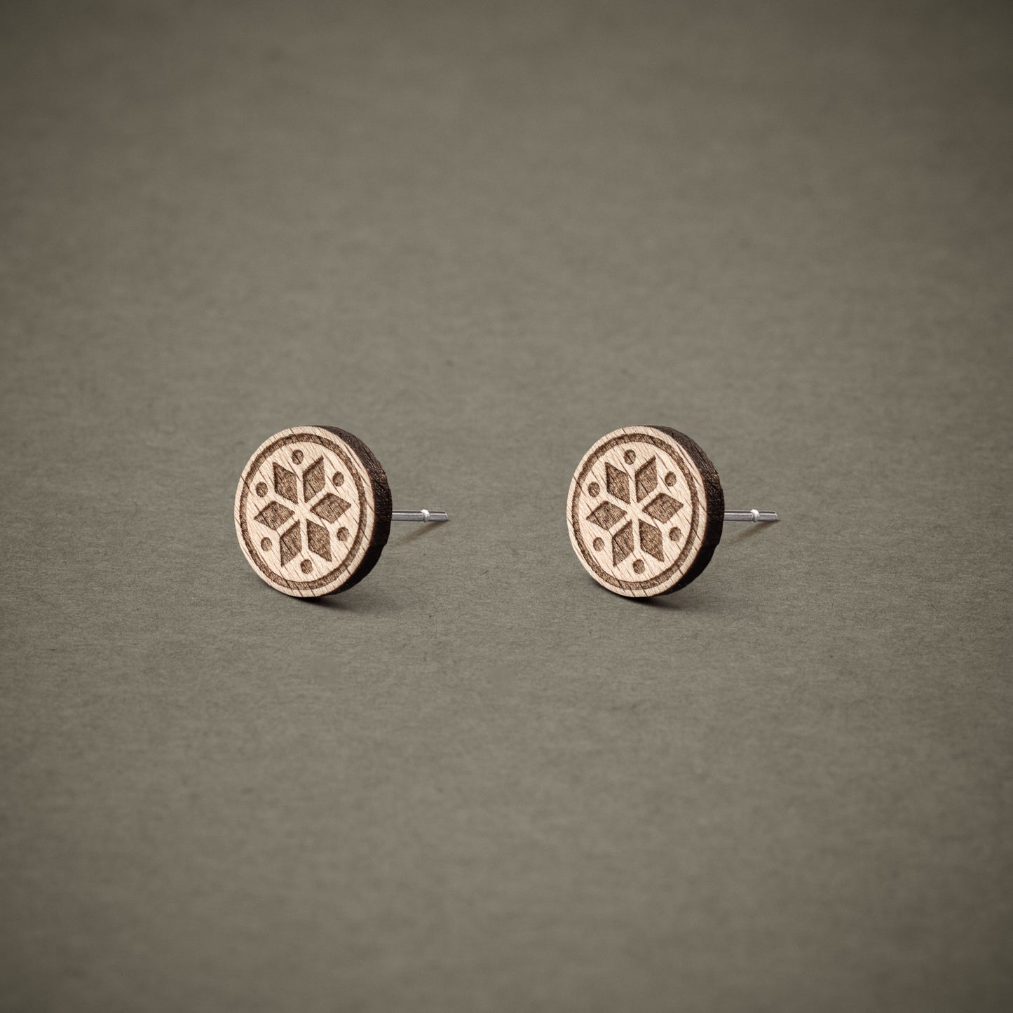 Ohrstecker aus Holz "geometrische Blume hell" // 9mm