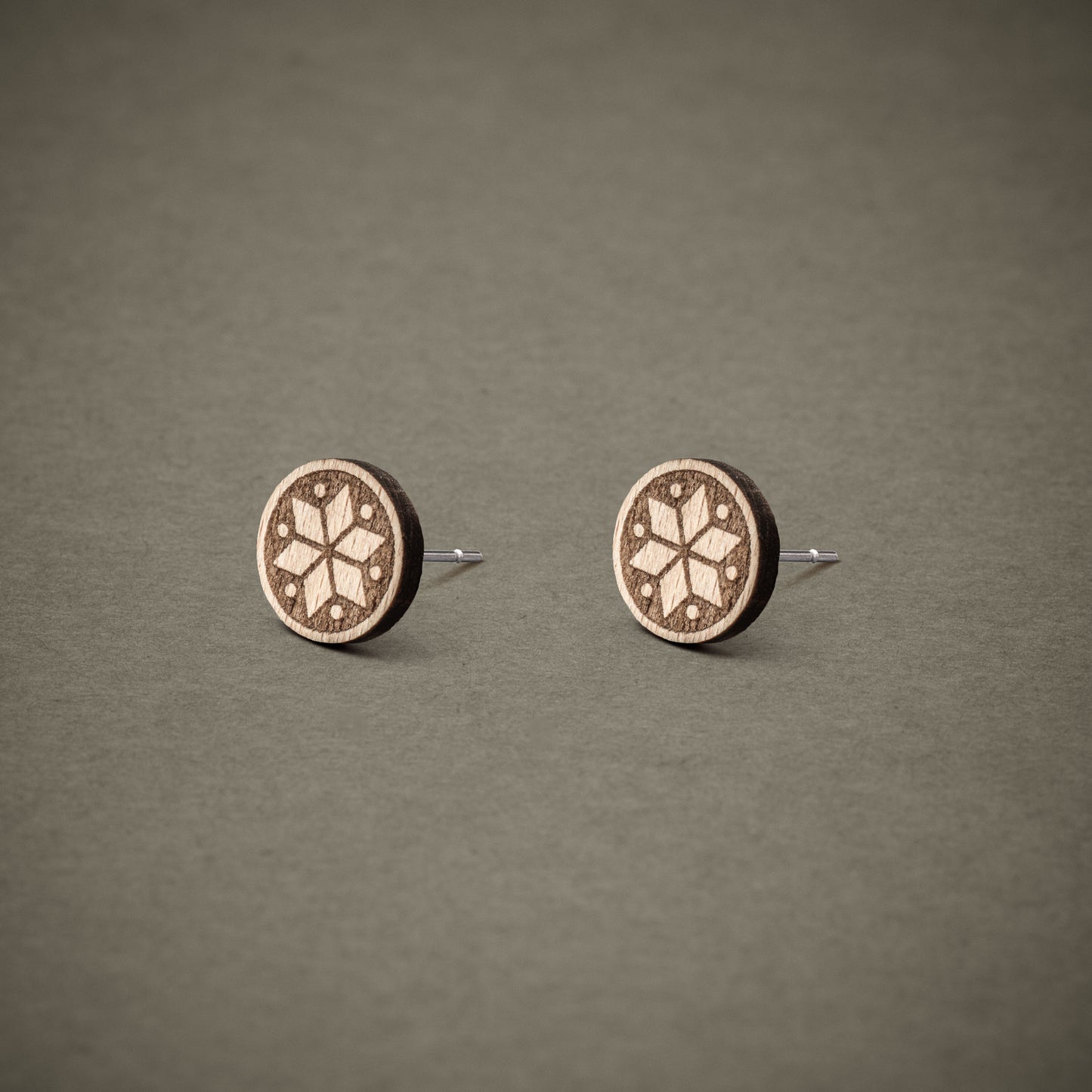 Ohrstecker aus Holz "geometrische Blume dunkel" // 9mm
