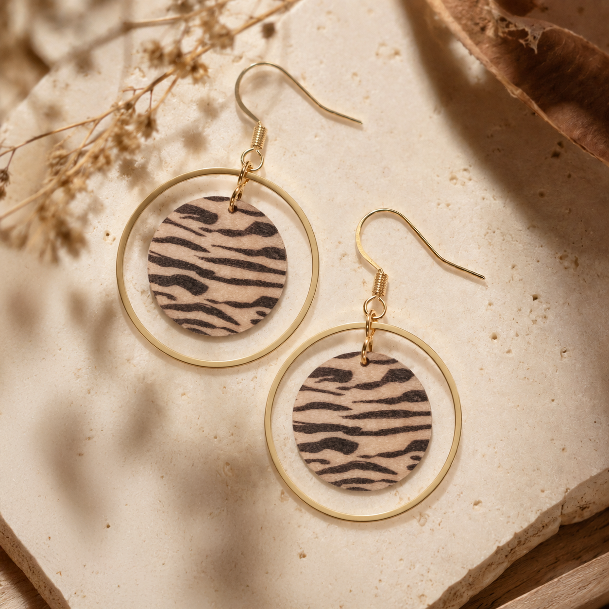 Zebra Orbit – Leichte Statement Ohrringe